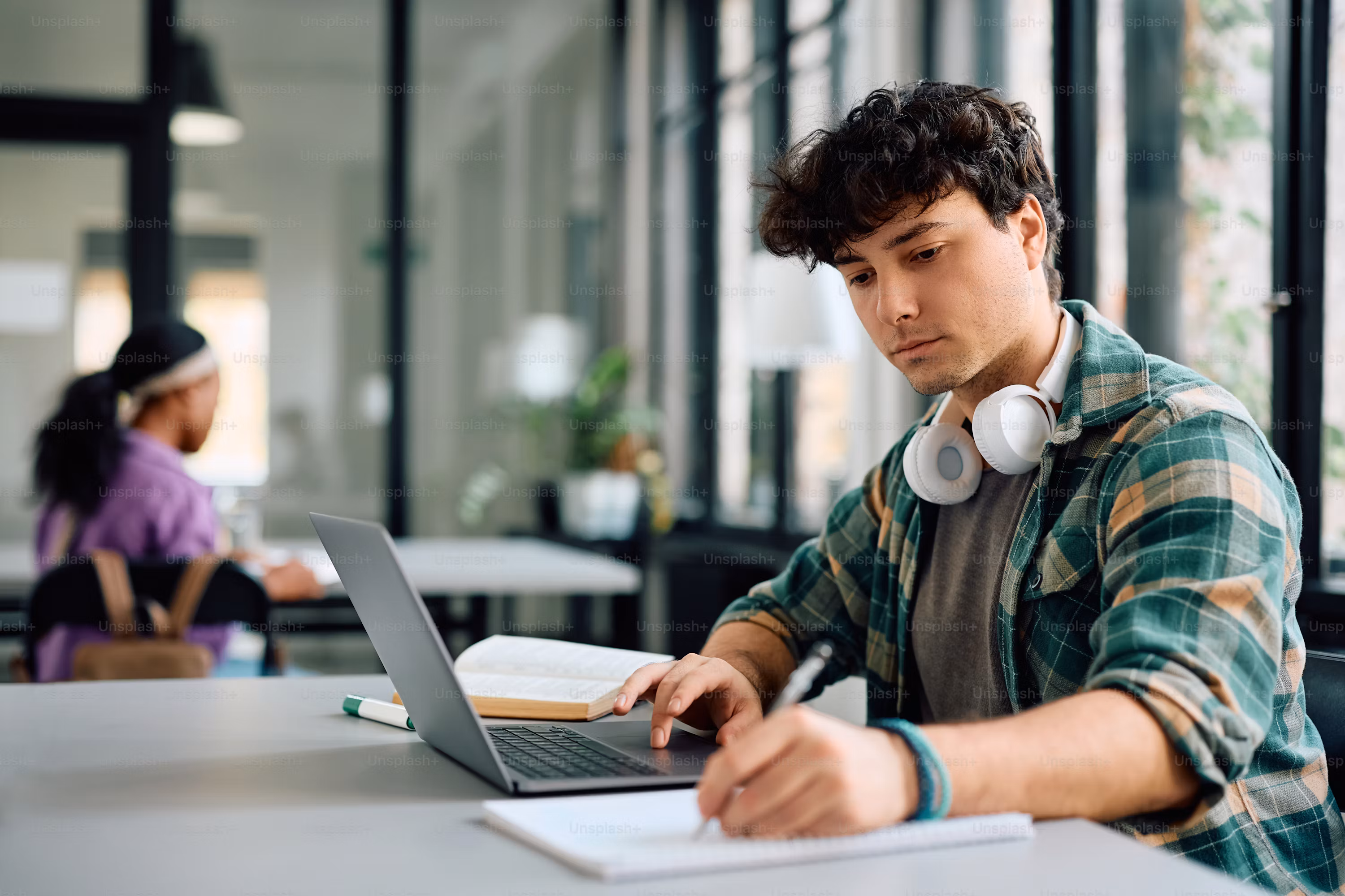 Bingung Pilih Jurusan? Ini Prospek Karier Menjanjikan Lulusan Bisnis Digital dan Teknologi Informasi di Era Digital